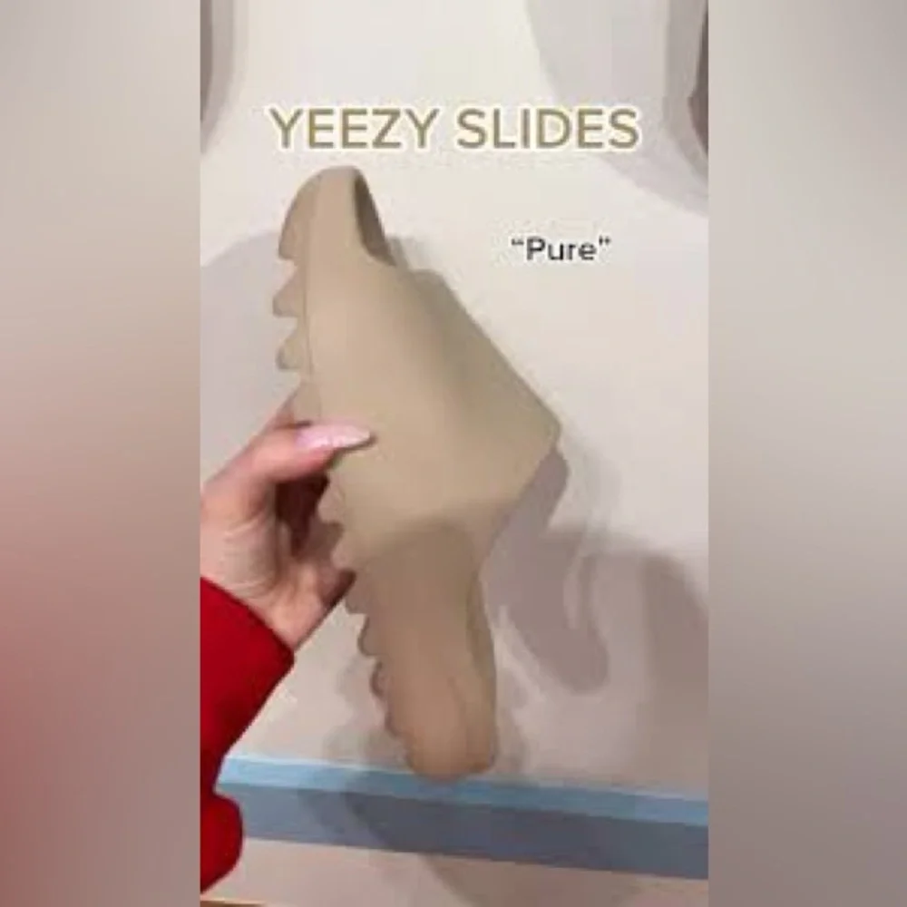 NEW YEEZY PURE SLIDES SIZE 6 MEN / 7 WOMEN